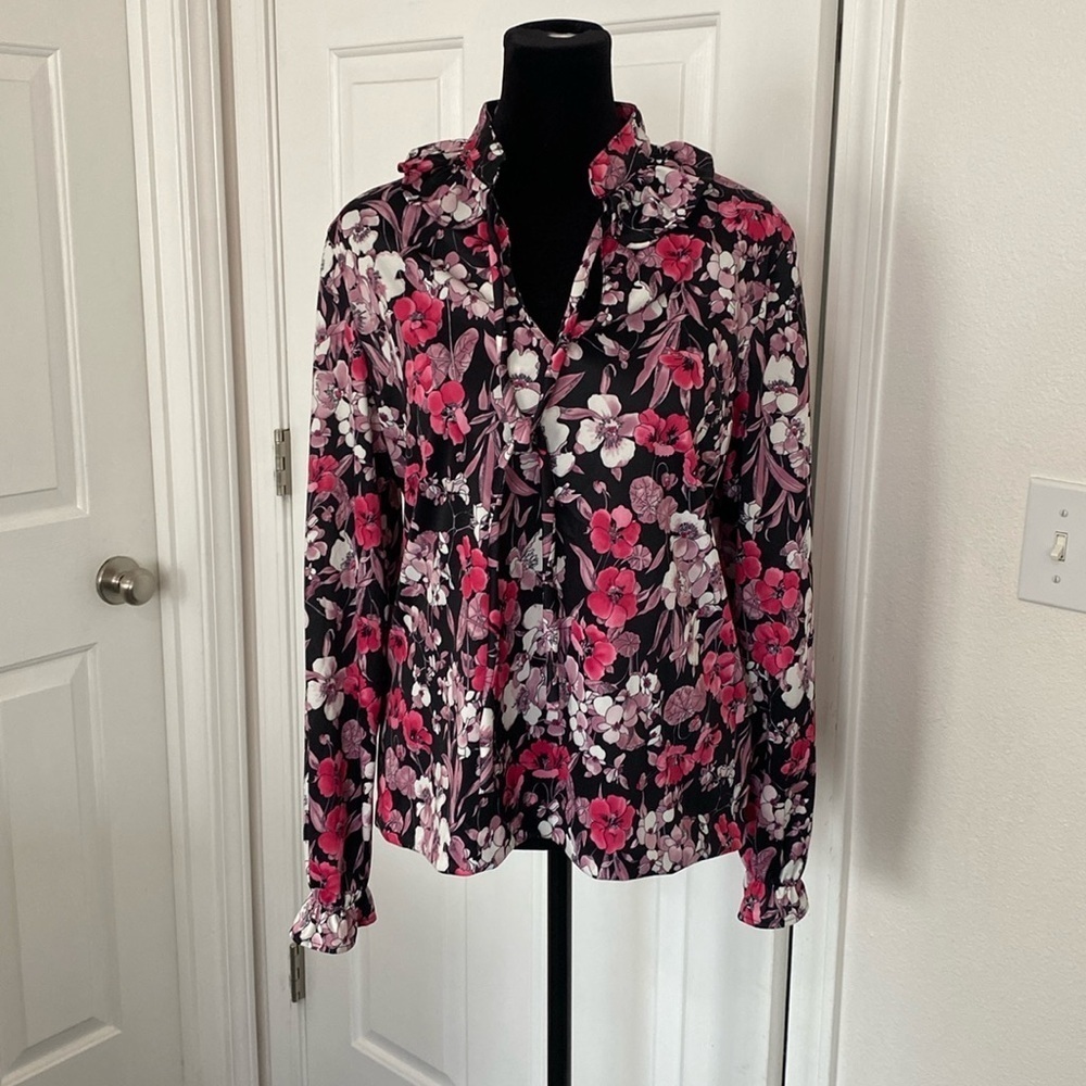 Vintage 70s long sleeve blouse with a floral print.